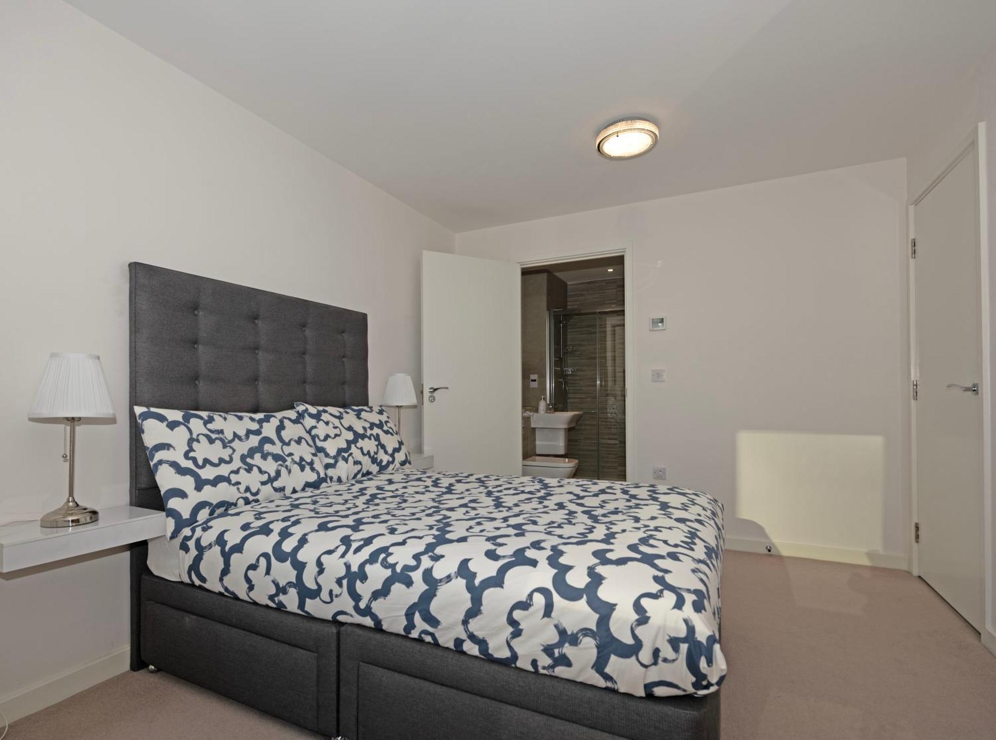 Grand Kew Gardens Apartment London