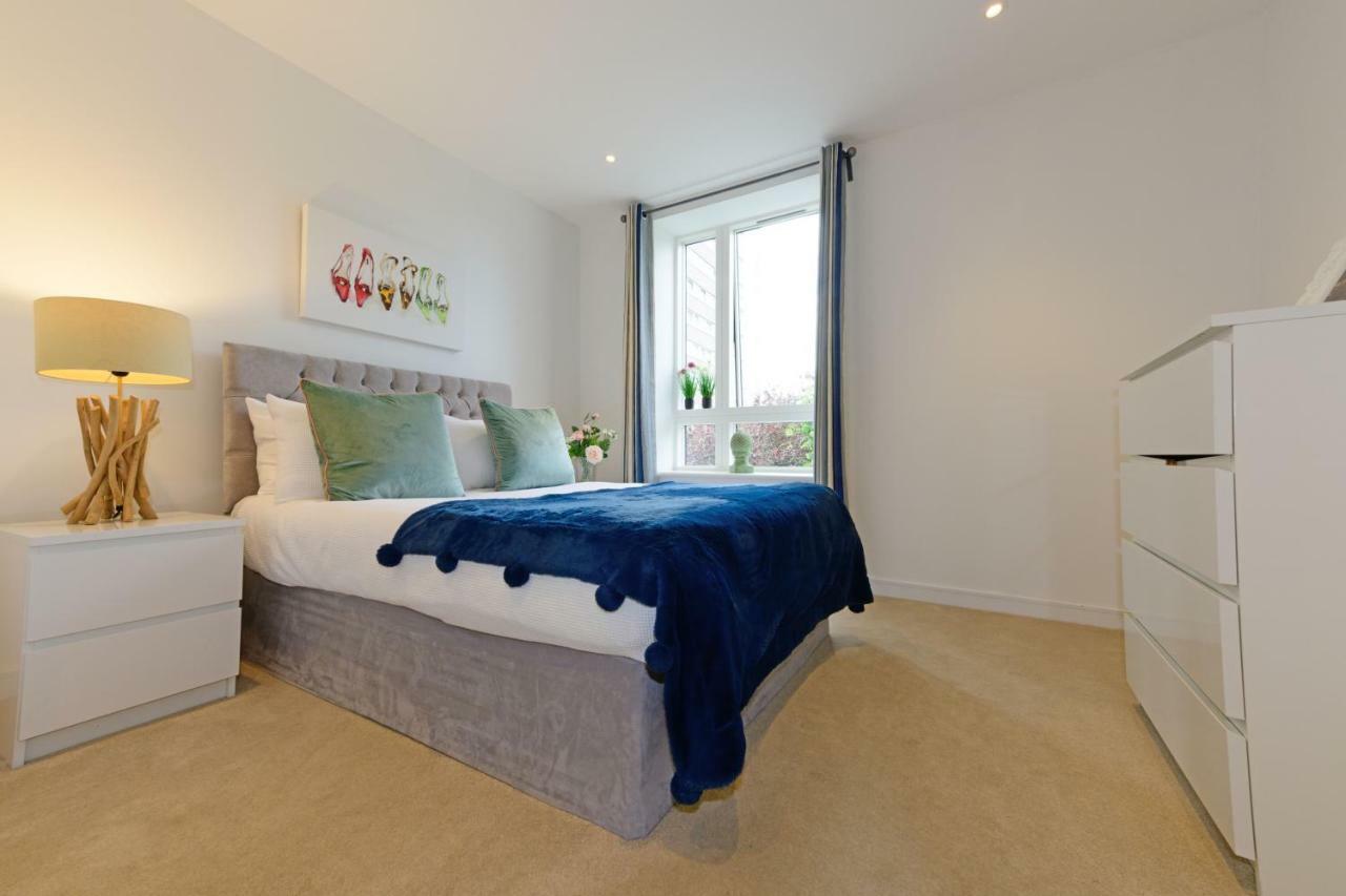 Grand Kew Gardens Apartment *